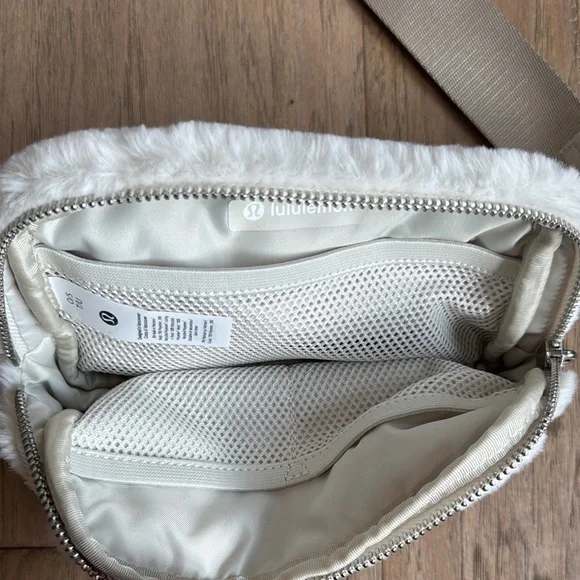 NWOT Lululemon Everywhere Belt Bag Plush Fleece Bone Silver - Picture 5 of 8
